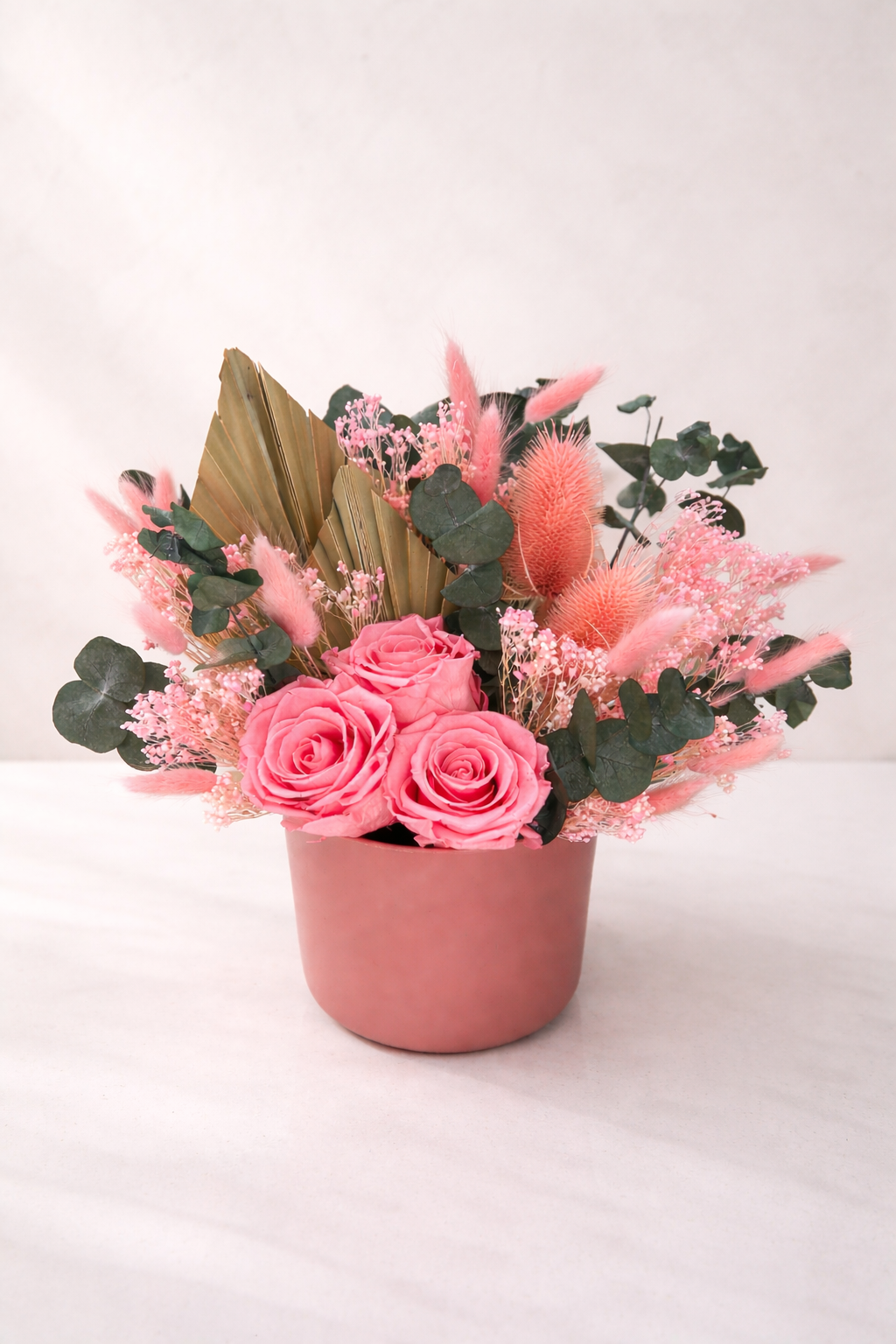 Fleur rose de Rêves En Fleurs avec pétales délicats et tige verte, vue de face.