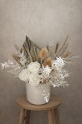Fleur blanche délicate de la marque Rêves En Fleurs, avec pétales élégantes et détails floraux visibles.