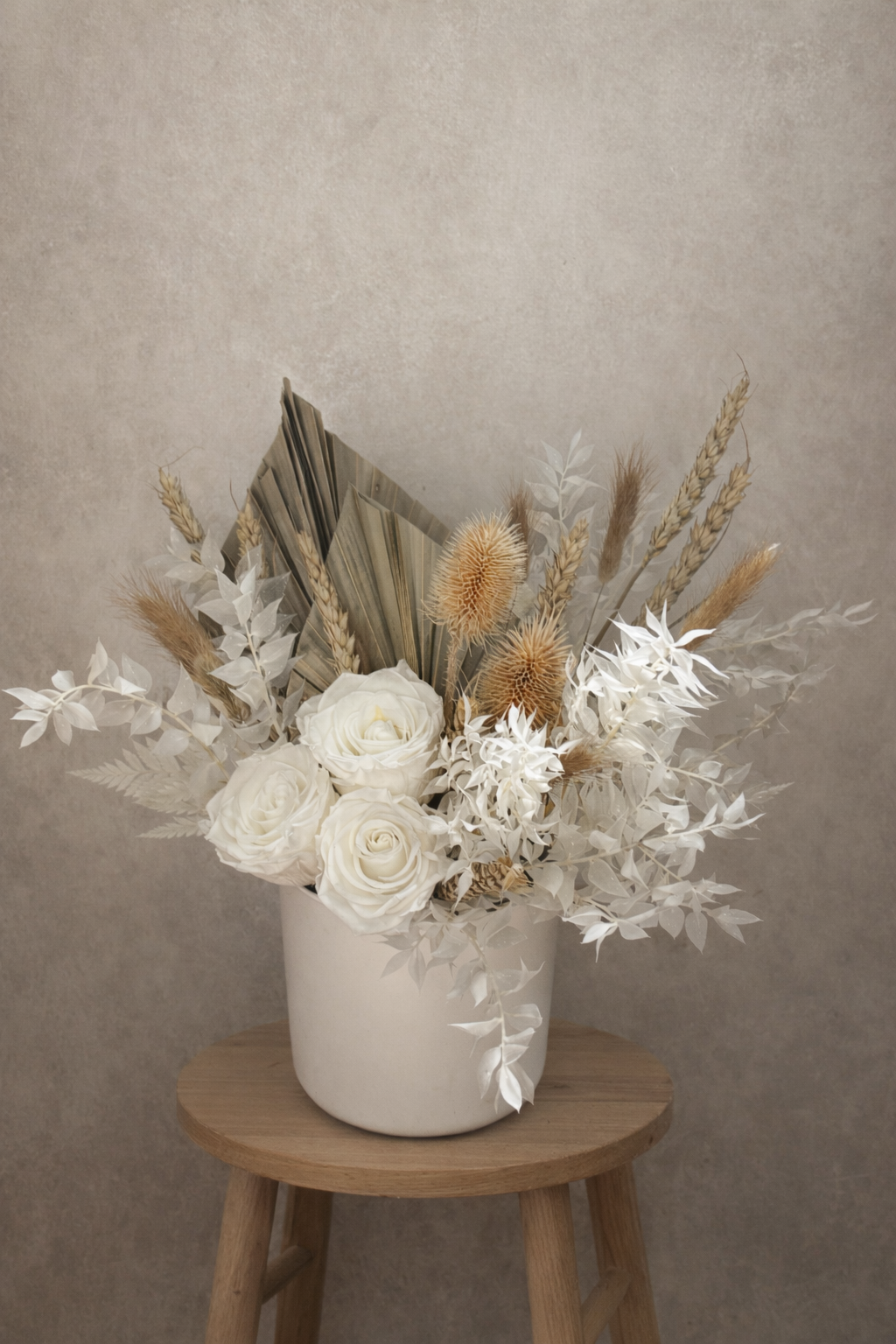 Fleur blanche délicate de la marque Rêves En Fleurs, avec pétales élégantes et détails floraux visibles.
