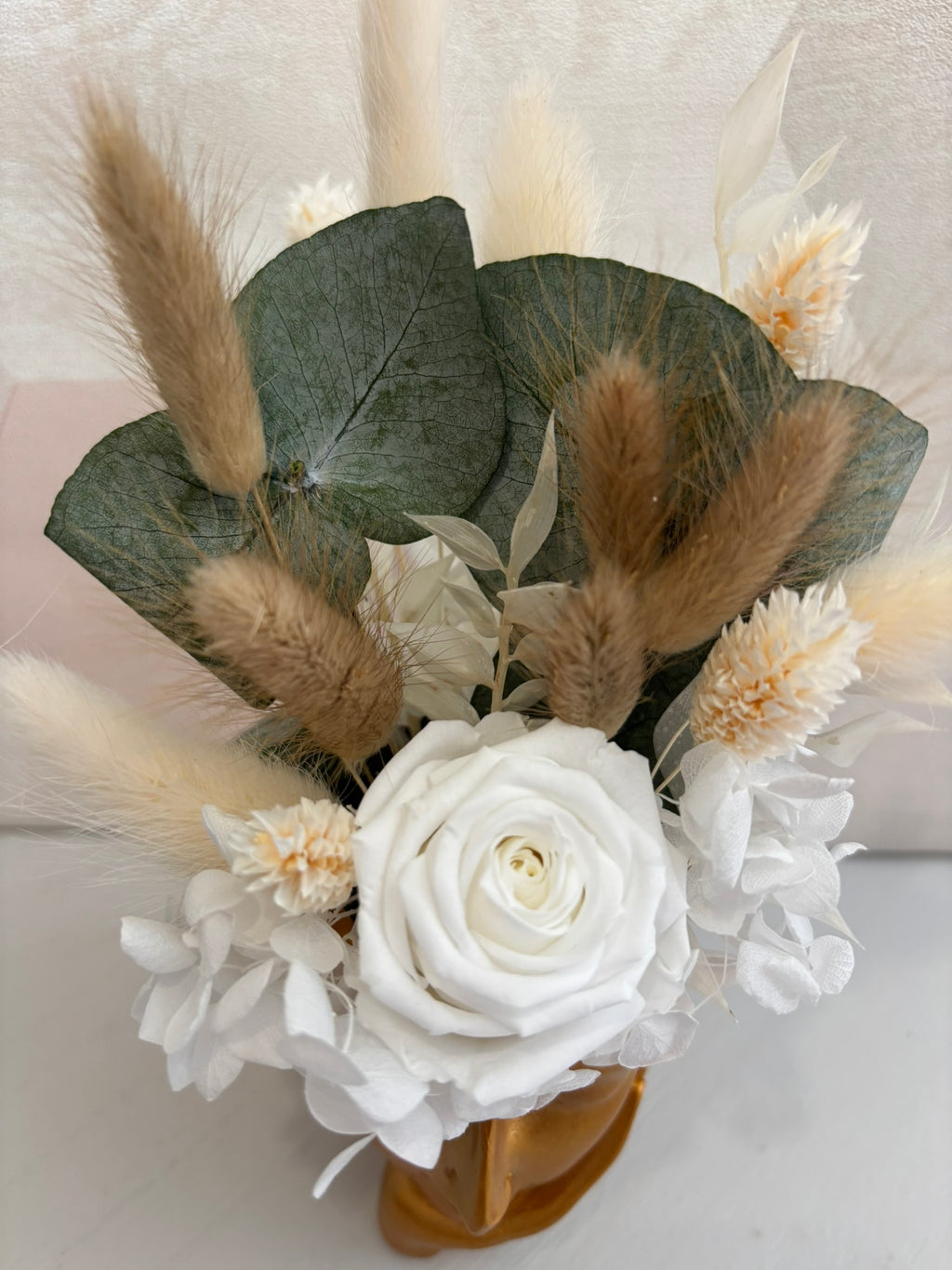 Composition florale avec fleur d'or de la marque Rêves En Fleurs, mettant en valeur des fleurs dorées élégantes.