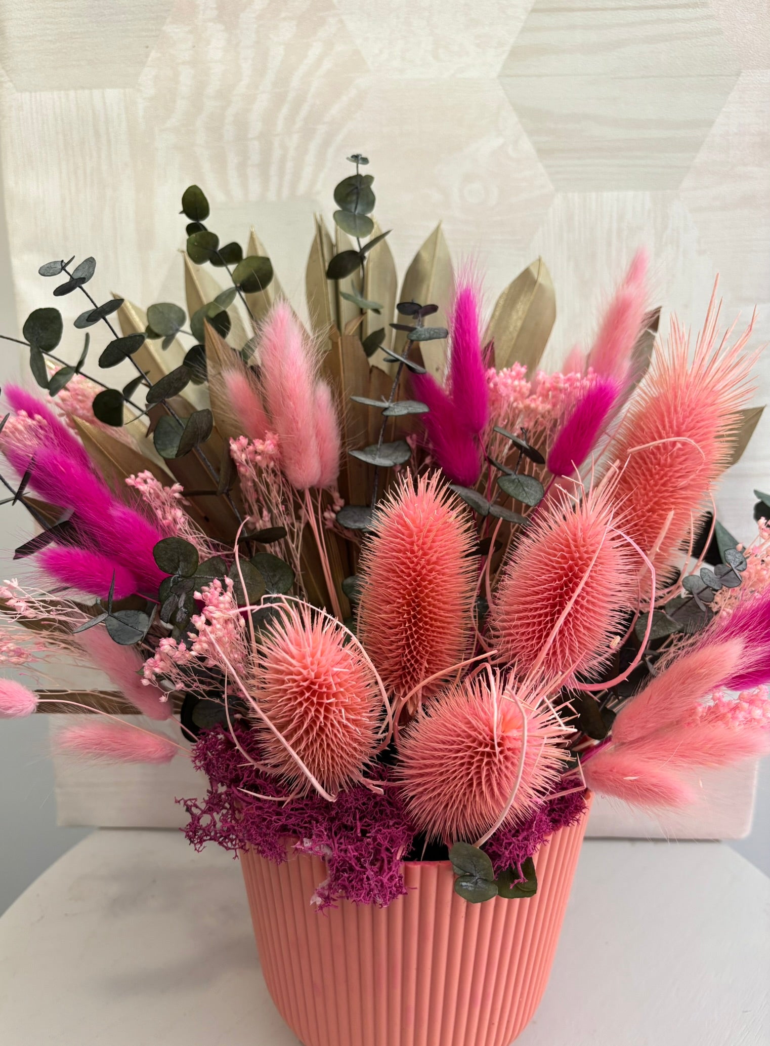 Composition végétale Fleur végétal de la marque Rêves En Fleurs avec des plantes et fleurs artificielles, vue en gros plan.