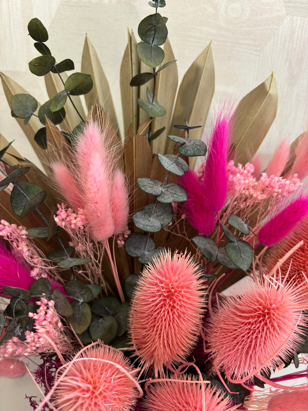 Composition végétale de fleurs naturelles Rêves En Fleurs avec des fleurs colorées et feuillage vert, pour décoration élégante.