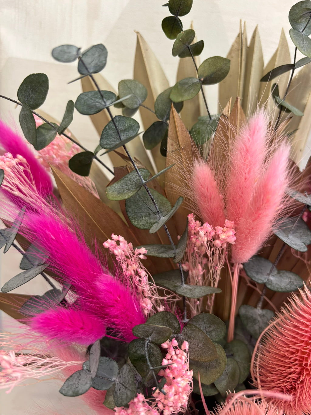 Composition végétale fleur végétale de la marque Rêves En Fleurs, arrangement floral avec feuilles et fleurs naturelles.