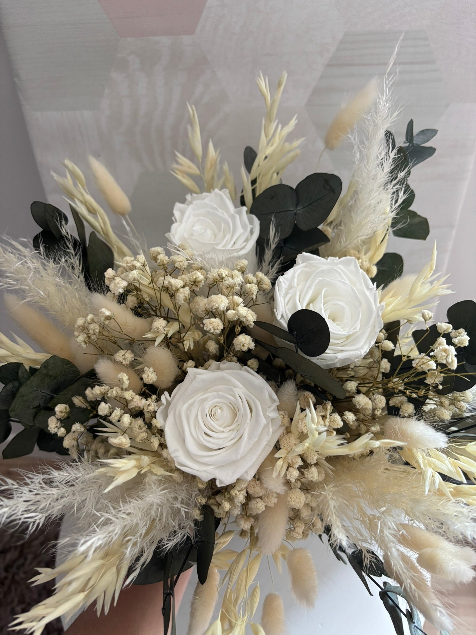 Bouquet blanc de Rêves En Fleur, fleurs fraîches et délicates, avec des roses et des lys dans un arrangement élégant.