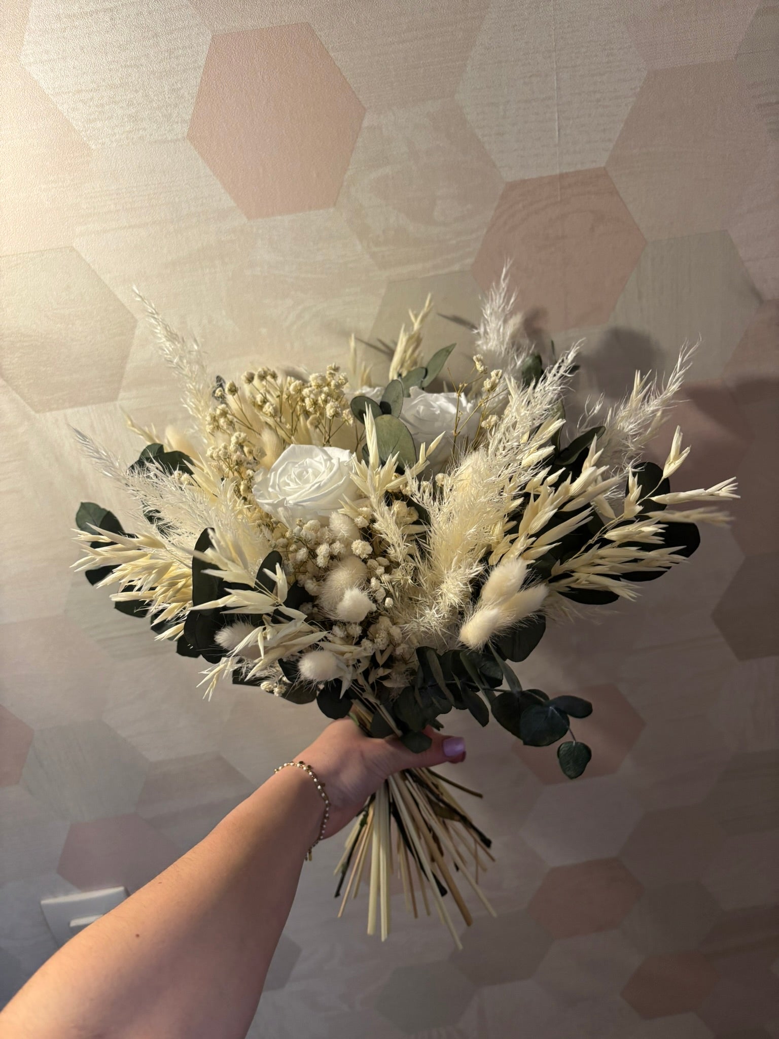 Bouquet blanc Rêve blanc de Rêves En Fleur avec des fleurs fraîches et élégantes, prêt à offrir.