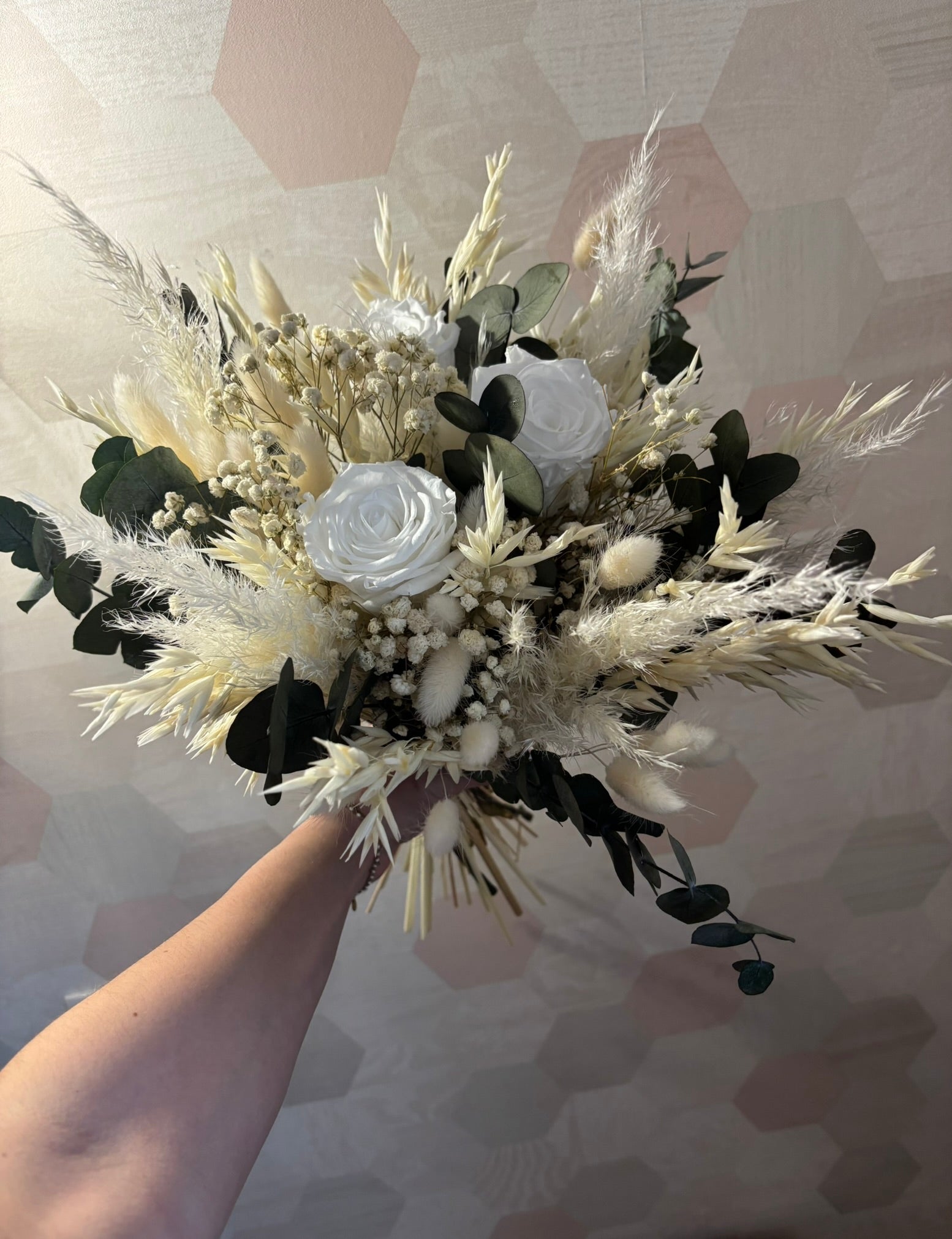 Bouquet blanc Rêve Blanc de Rêves En Fleur avec des fleurs fraîches et élégantes, parfait pour une décoration florale.