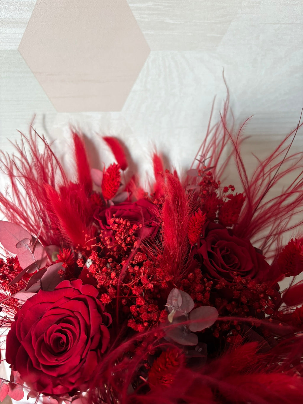 Bouquet de fleurs rouges Rêve Rouge de la marque Rêves En Fleur, avec des roses et des feuillages verts.