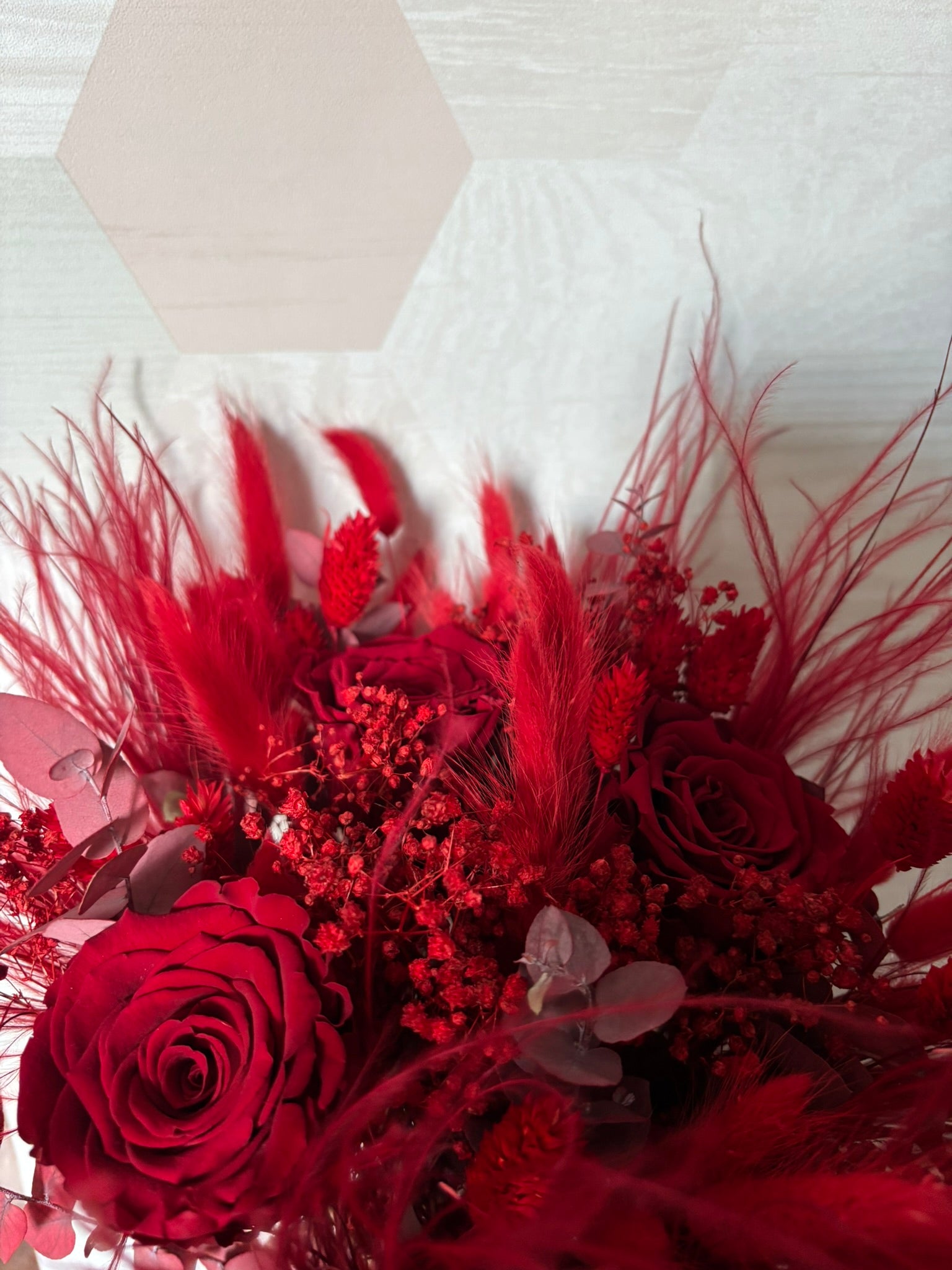 Bouquet de fleurs rouges Rêve Rouge de la marque Rêves En Fleur, avec des roses et des feuillages verts.