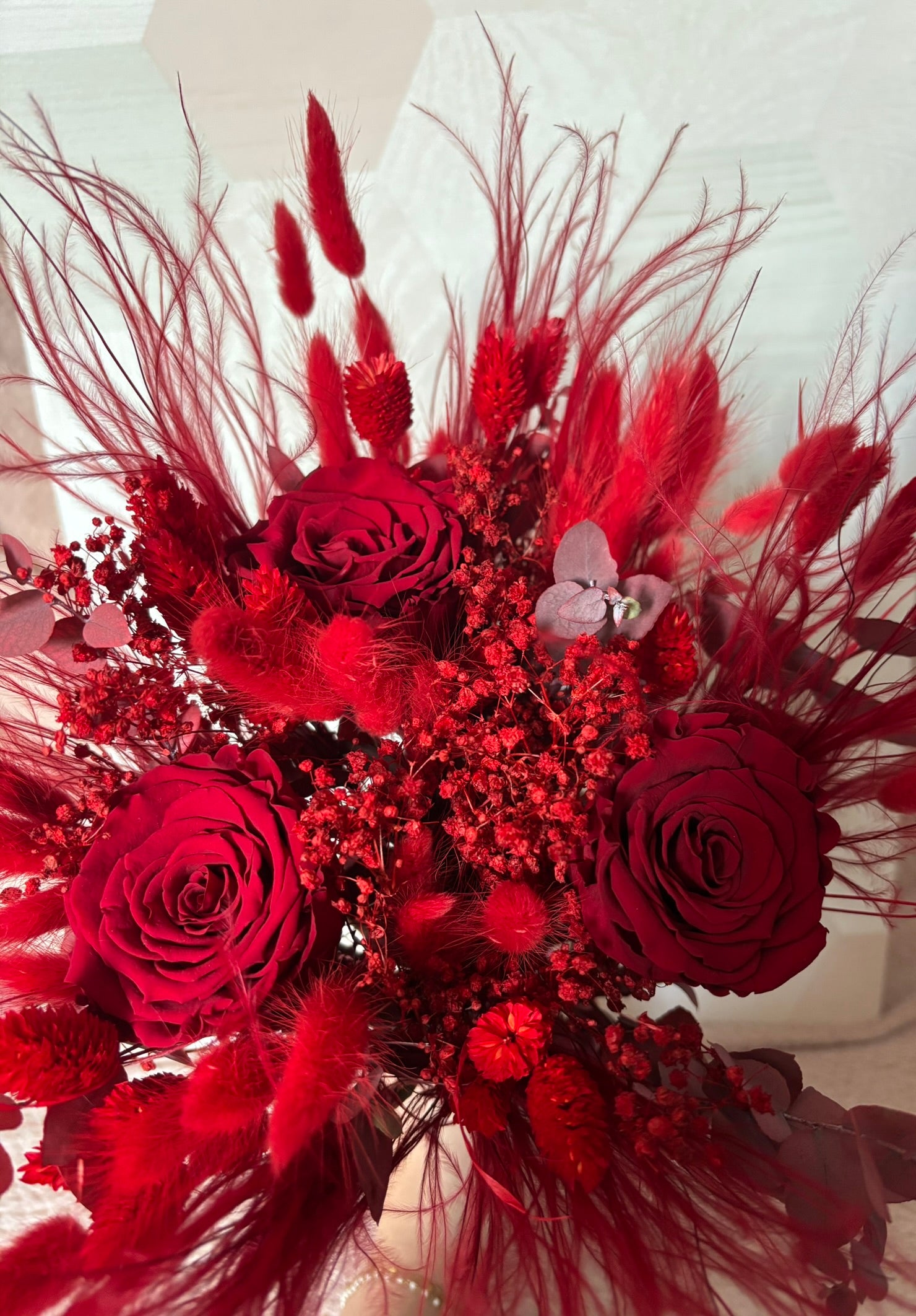 Bouquet rouge Rêves En Fleur avec roses et feuillage, joli arrangement floral pour décoration ou cadeau.