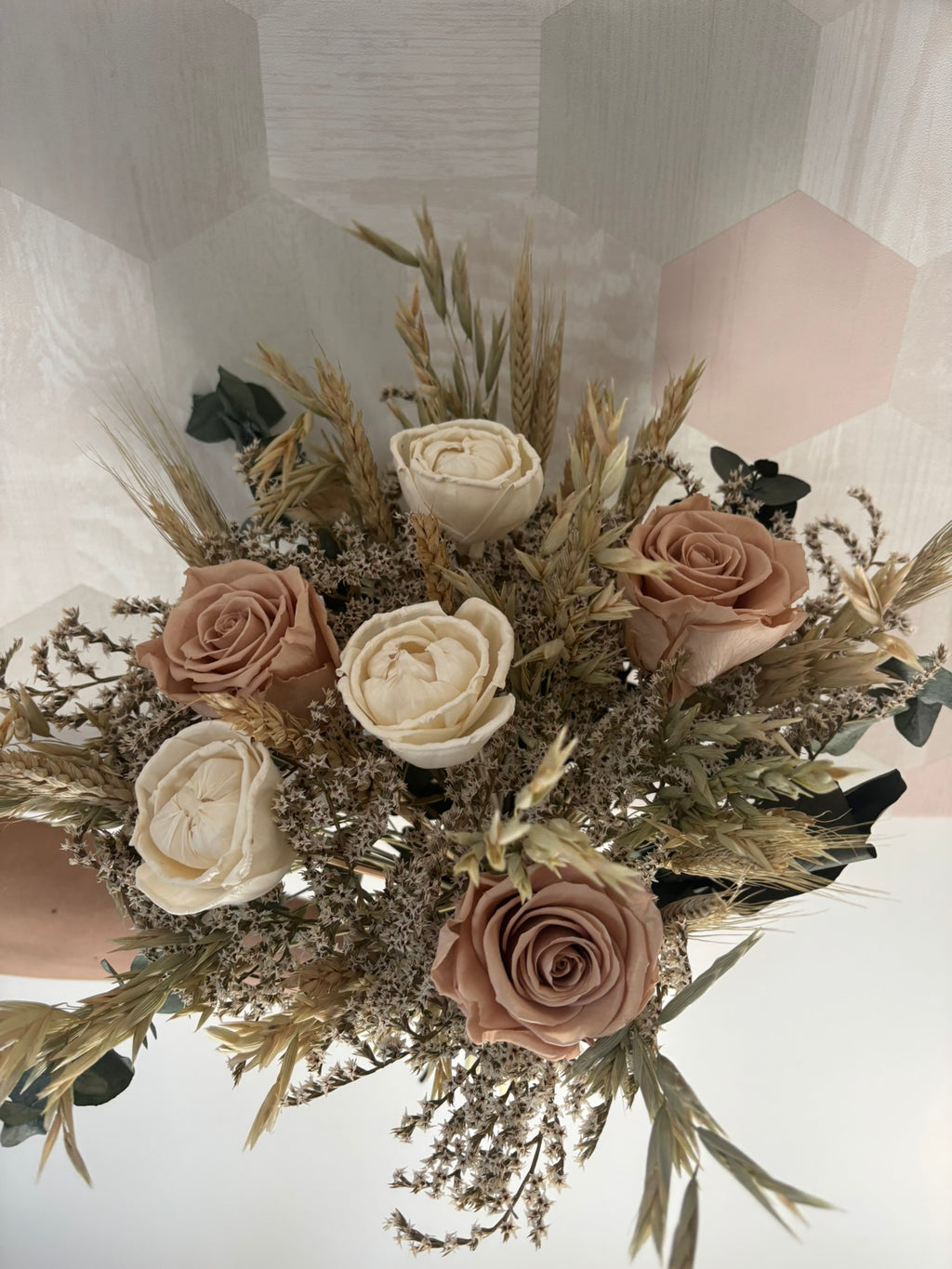 Bouquet végétal Rêves En Fleurs avec fleurs variées et feuillage, prêt à décorer un intérieur naturel et élégant.