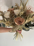 Bouquet végétal Rêves Végétale de Rêves En Fleurs avec fleurs colorées et feuillage verdoyant, prêt à égayer votre intérieur.