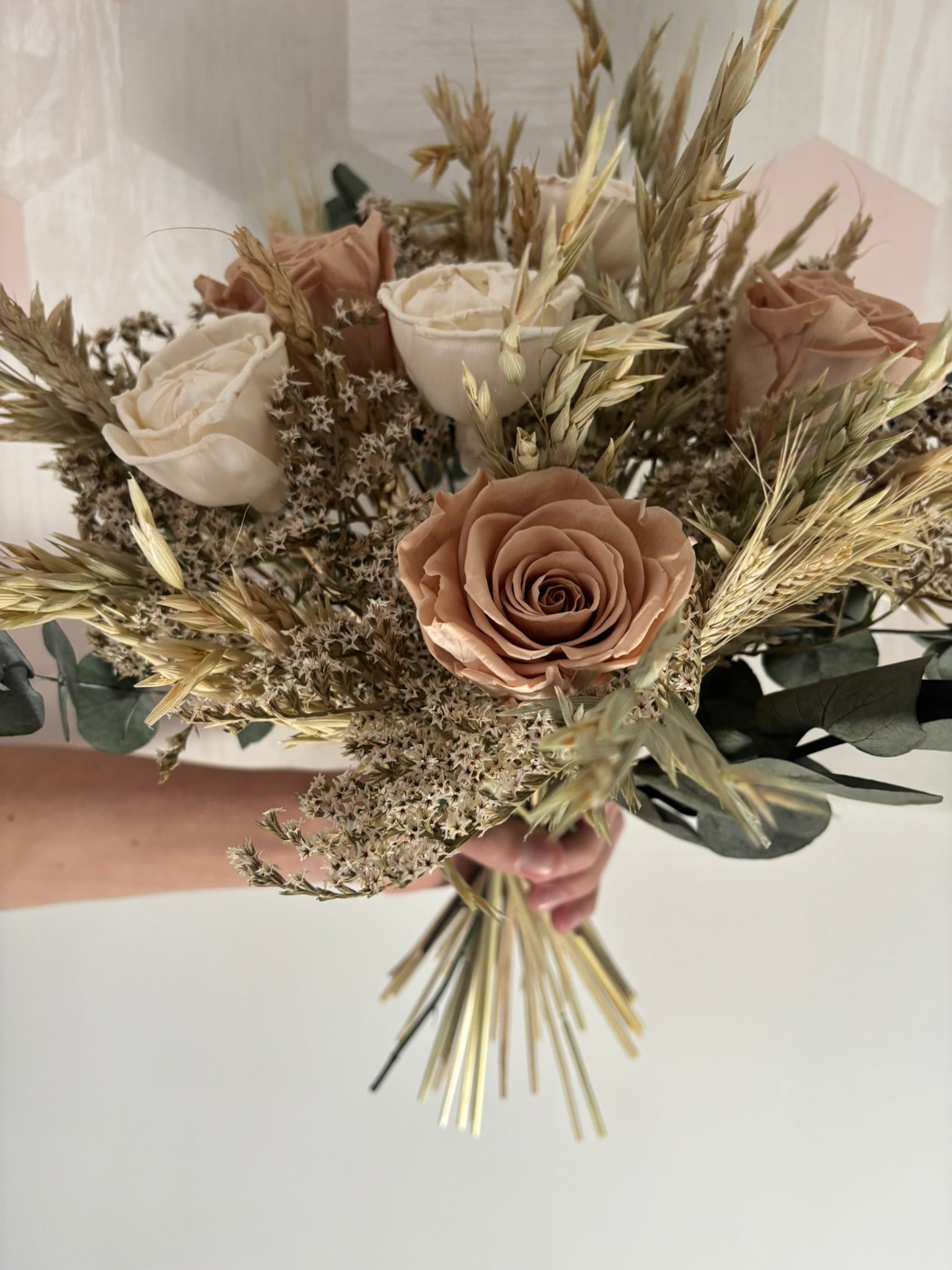 Bouquet végétal Rêves Végétale de Rêves En Fleurs avec fleurs colorées et feuillage verdoyant, prêt à égayer votre intérieur.
