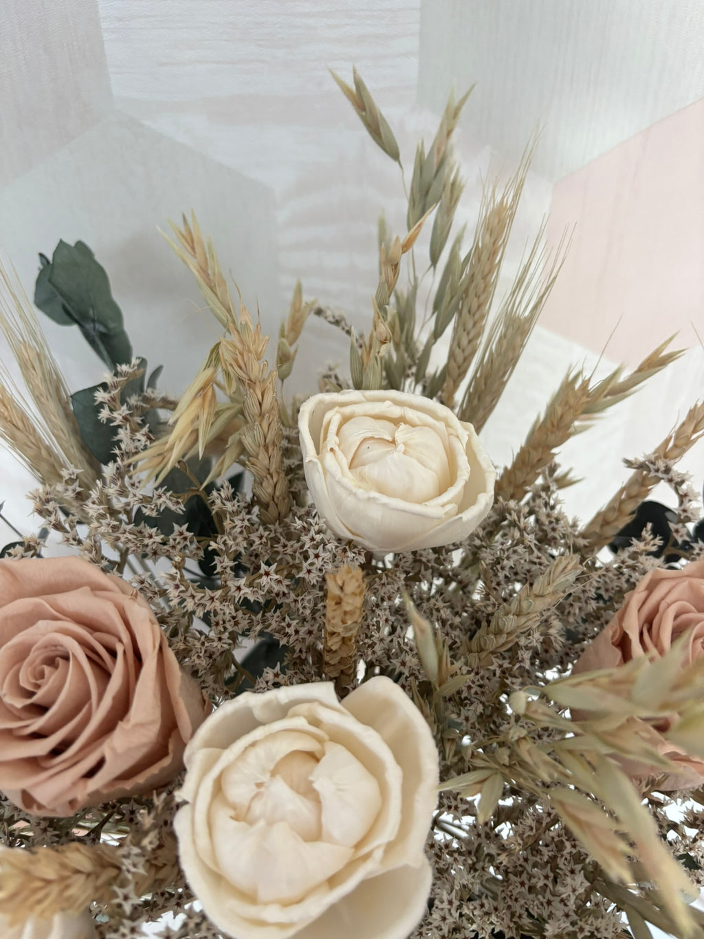 Bouquet végétale Rêves En Fleurs avec diverses plantes vertes et fleurs dans un arrangement élégant et naturel.