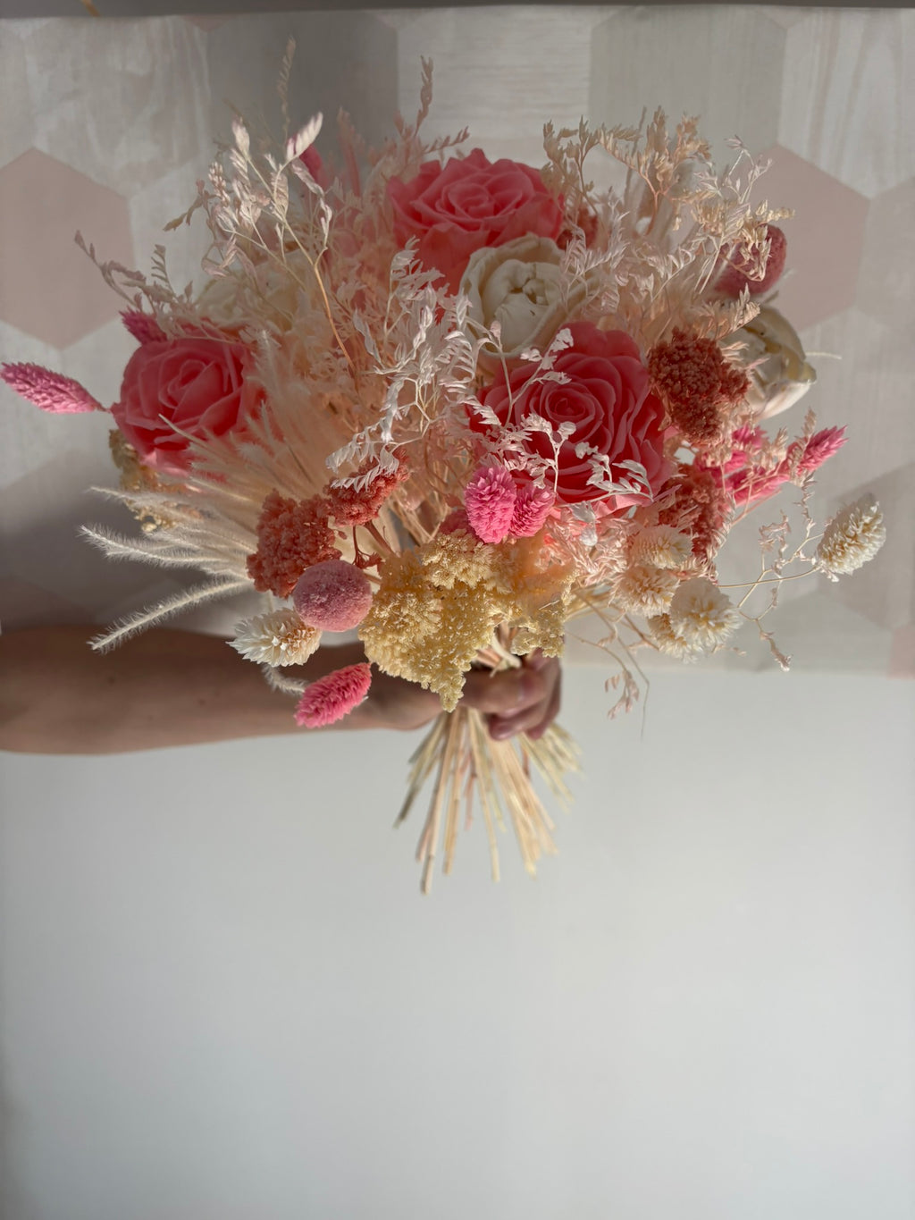 Bouquet de roses roses de la marque Rêves En Fleur, délicatement arrangé dans une composition florale élégante.