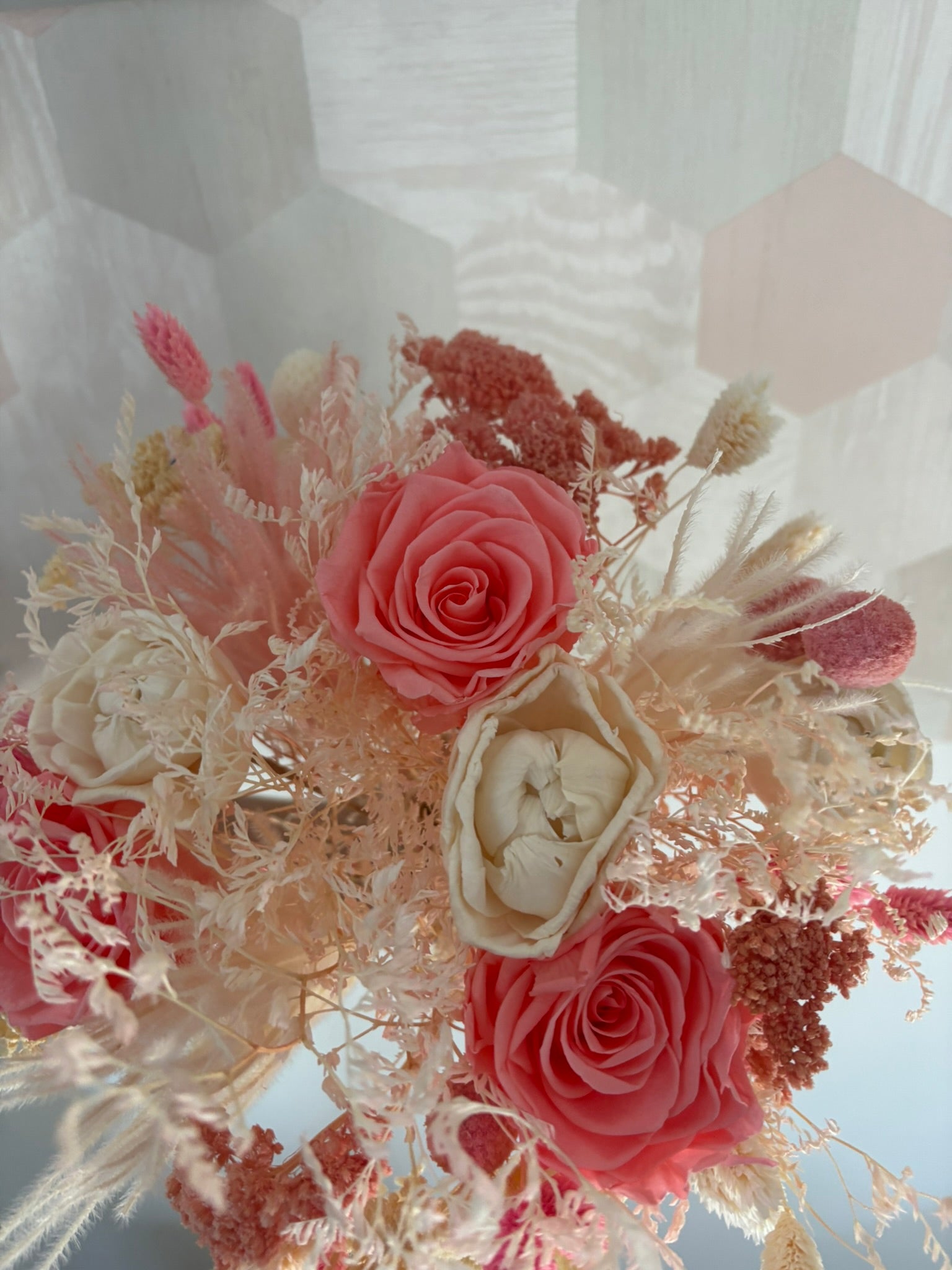 Bouquet de roses roses de la marque Rêves En Fleur avec des roses fraîches et colorées dans un arrangement élégant.