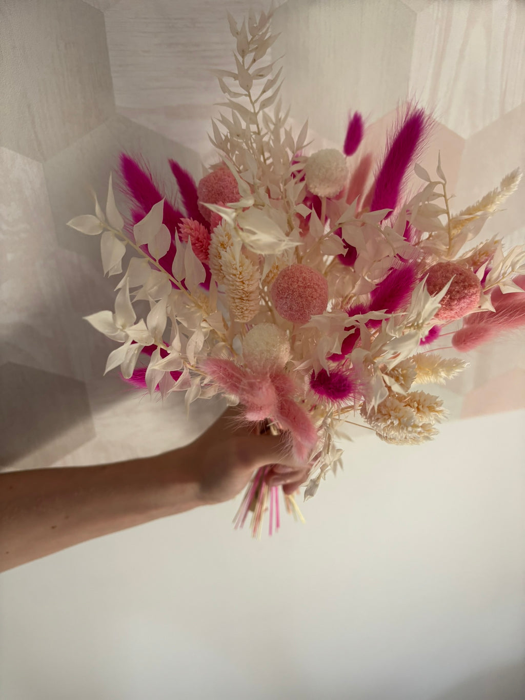 Bouquet fuchsia Rêves En Fleurs avec des fleurs colorées et élégantes, arrangement floral vibrant pour décoration ou cadeau.