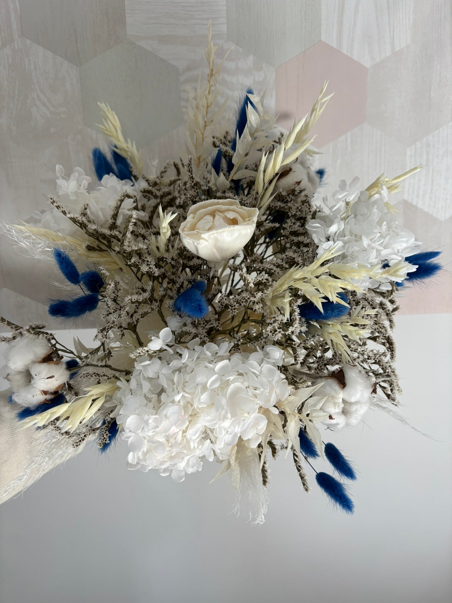 Bouquet bleu Rêve Bleu de la marque Rêves En Fleur avec des fleurs fraîches dans un style élégant et coloré.