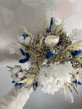 Bouquet bleu de Rêves En Fleur avec des fleurs fraîches et délicates, présenté dans un arrangement élégant.