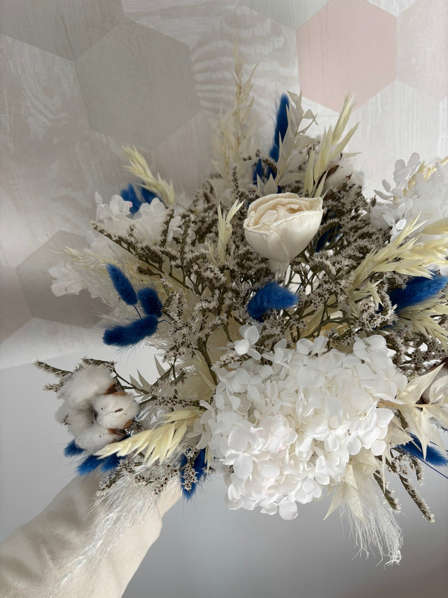 Bouquet bleu de Rêves En Fleur avec des fleurs fraîches et délicates, présenté dans un arrangement élégant.