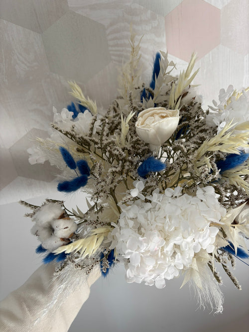Bouquet bleu de Rêves En Fleur avec des fleurs fraîches et délicates, présenté dans un arrangement élégant.
