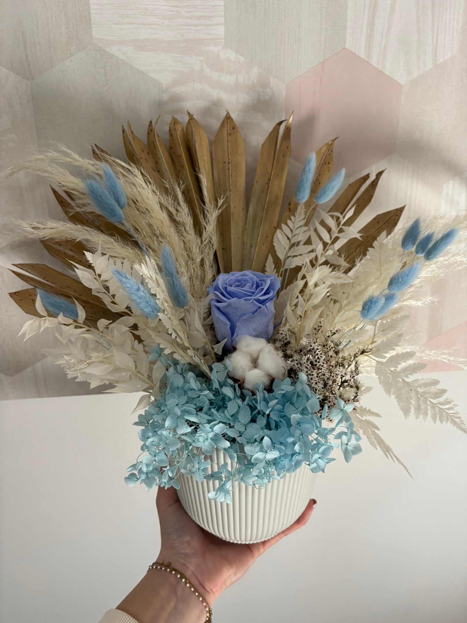 Composition florale Fleur bleue de Rêves En Fleurs avec des fleurs bleues dans un arrangement élégant, vue rapprochée.