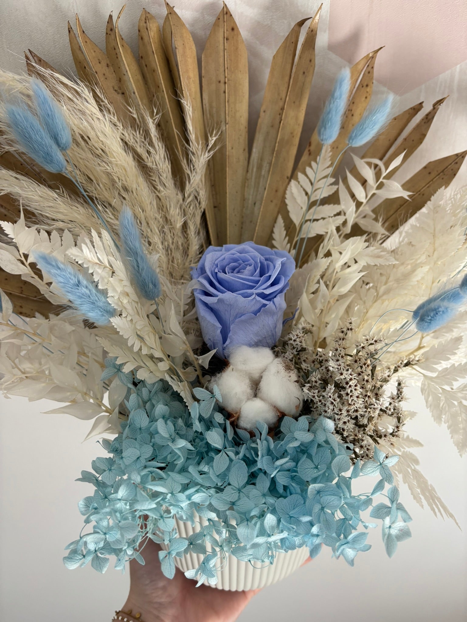 Composition florale Fleur bleue de Rêves En Fleurs avec fleurs bleues et feuillage, élégante et colorée.
