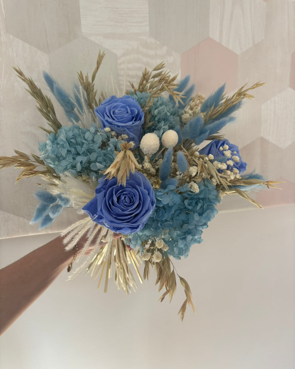 Bouquet turquoise Rêves En Fleurs avec fleurs fraîches et feuillage vert dans un arrangement élégant.