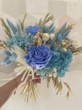 Bouquet turquoise Rêves En Fleurs avec fleurs fraîches dans un arrangement élégant, vue rapprochée sur les fleurs colorées.