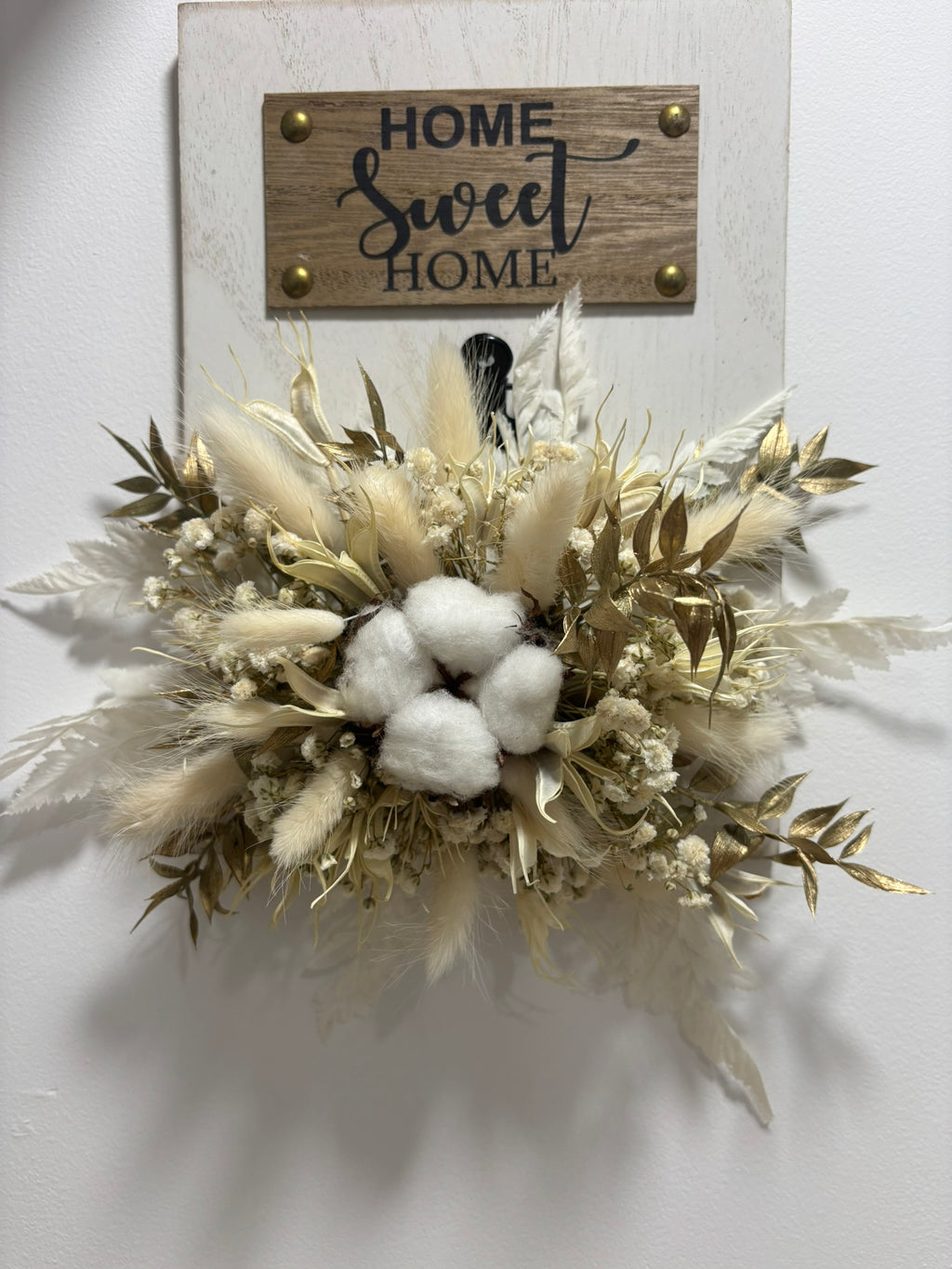 Suspension murale blanche Rêves En Fleurs avec cordon en tissu, design élégant pour décoration intérieure.