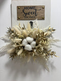 Suspension murale blanche Rêves En Fleurs avec cordon en tissu, design élégant pour décoration intérieure.