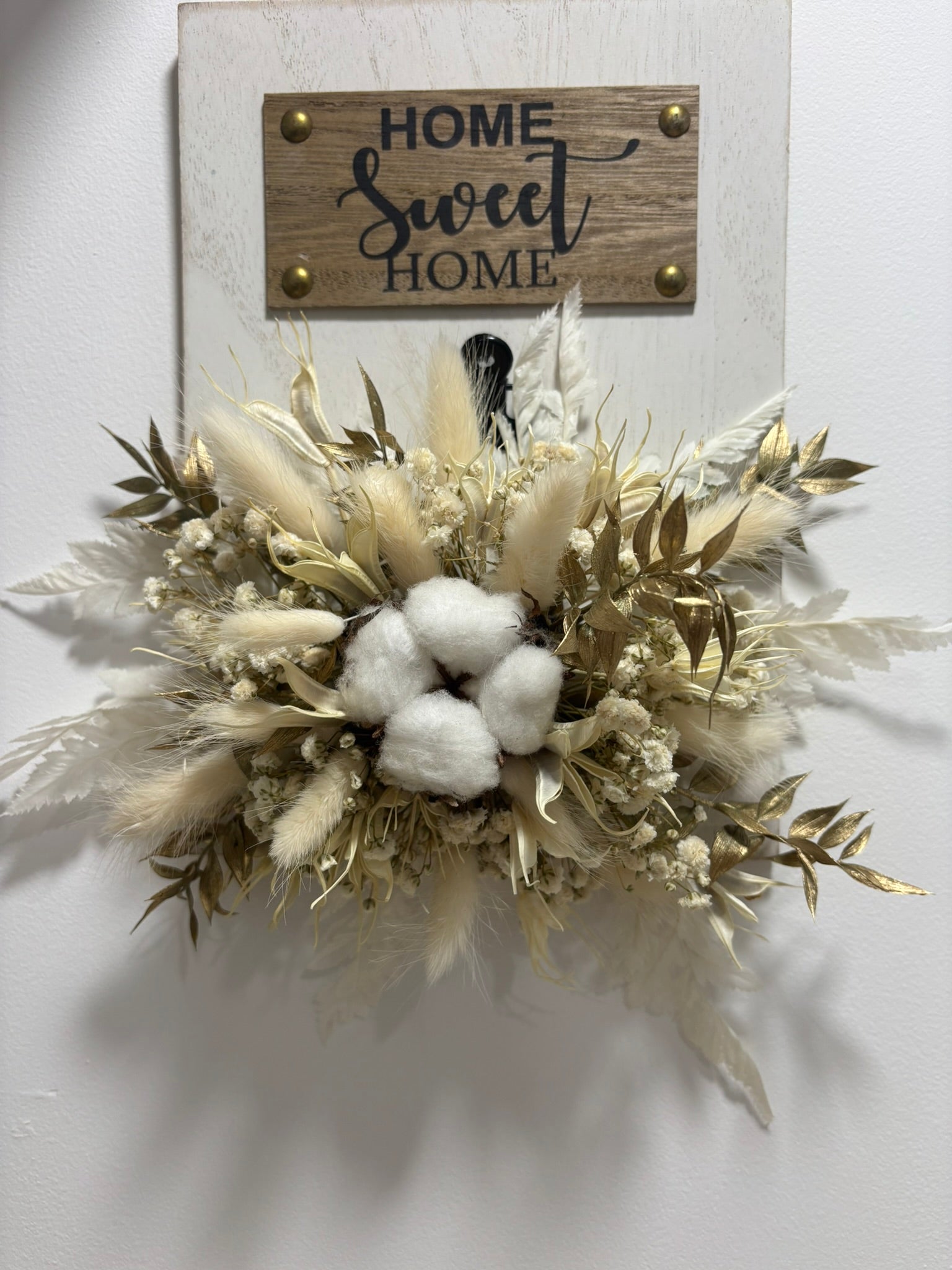 Suspension murale blanche Rêves En Fleurs avec cordon en tissu, design élégant pour décoration intérieure.