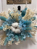 Suspension murale bleue Rêves En Fleurs avec fleurs en tissu et design élégant pour décoration intérieure.