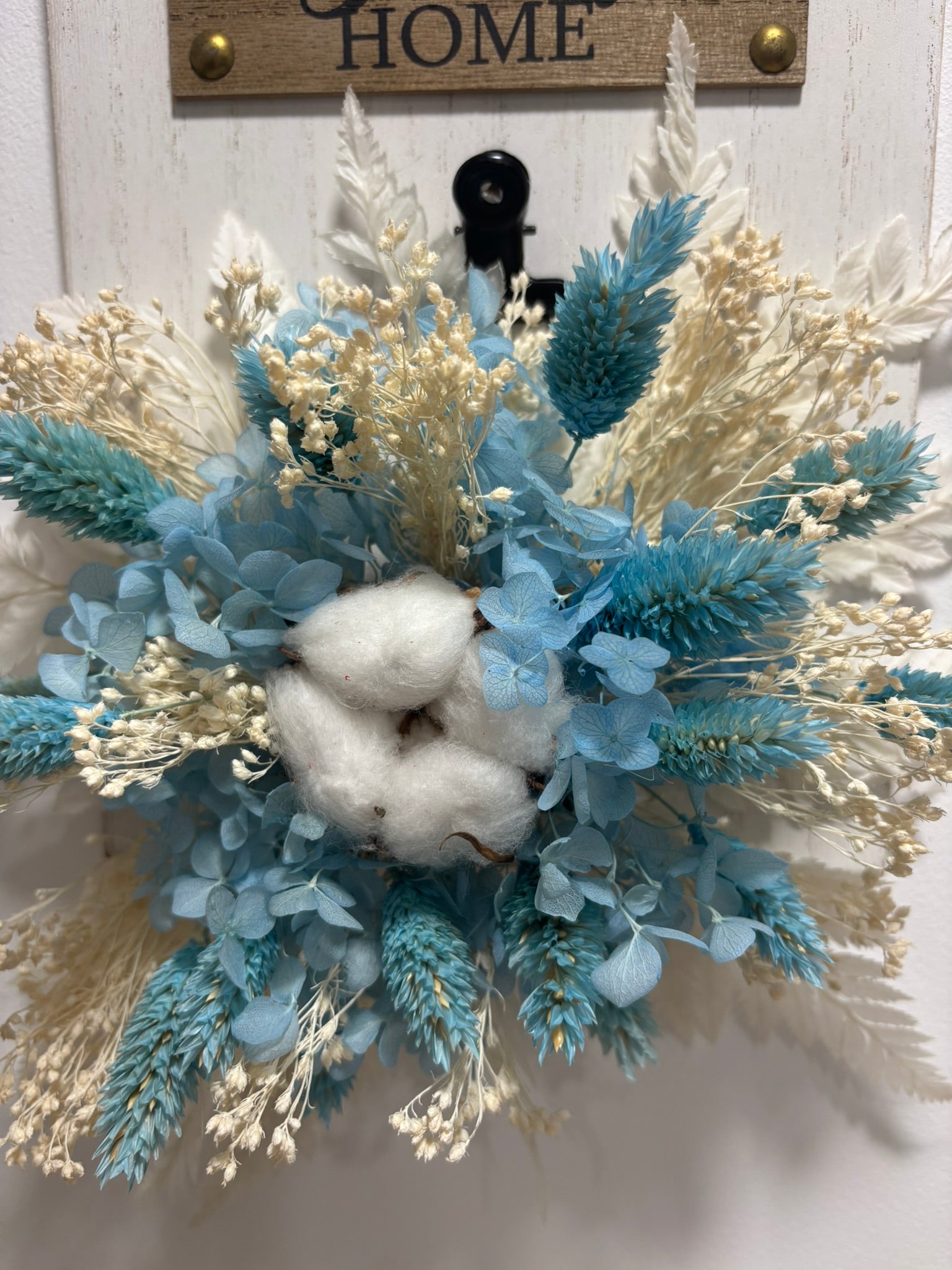 Suspension murale bleue Rêves En Fleurs avec fleurs en tissu et design élégant pour décoration intérieure.