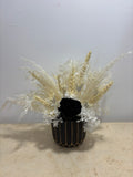 Composition noire de fleurs élégantes par Rêves En Fleurs, mettant en valeur un arrangement floral sophistiqué en noir.