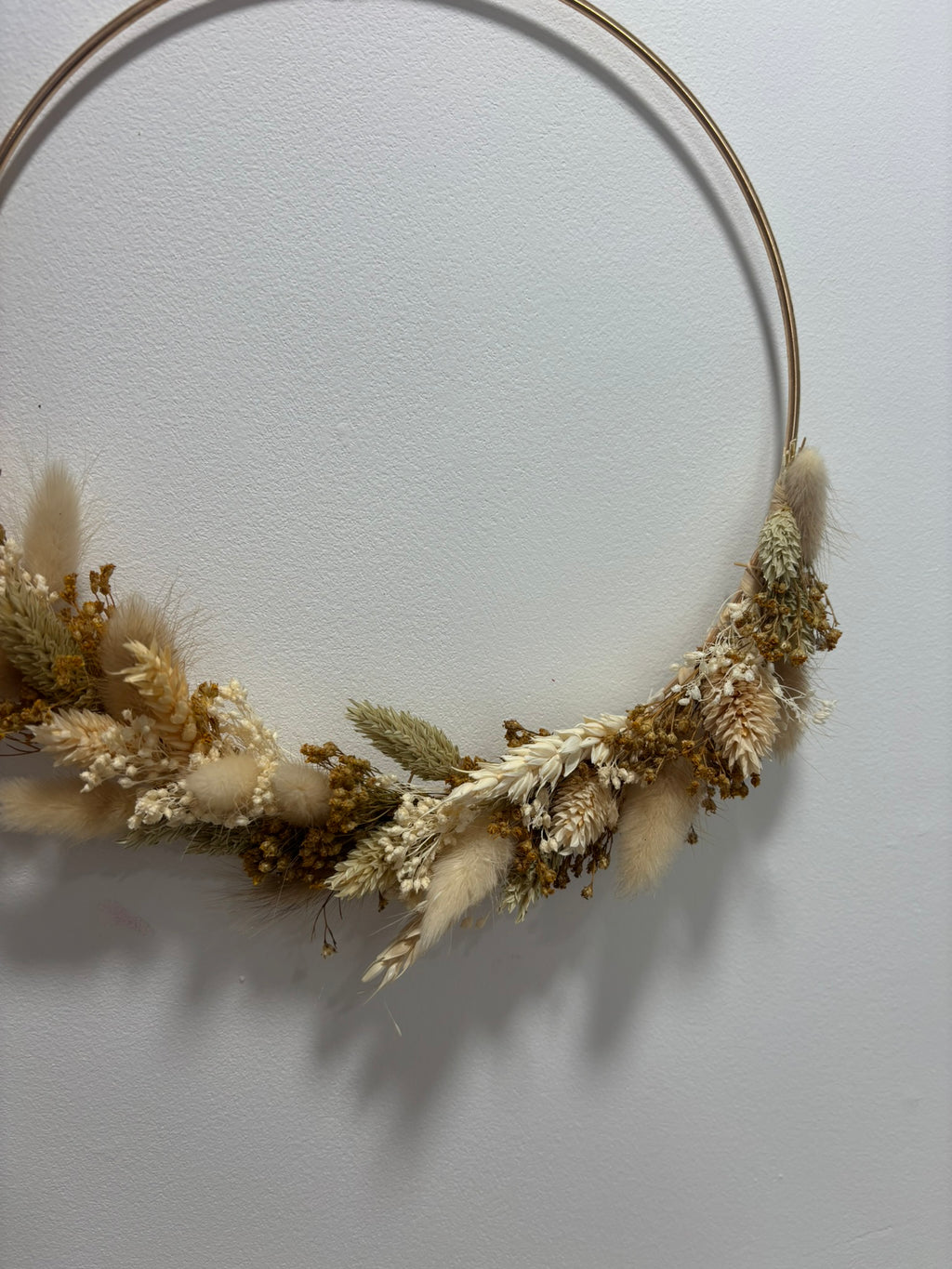Couronne végétale Éclat de Rêves En Fleurs avec des fleurs colorées et des feuillages verts, idéale pour décoration florale.