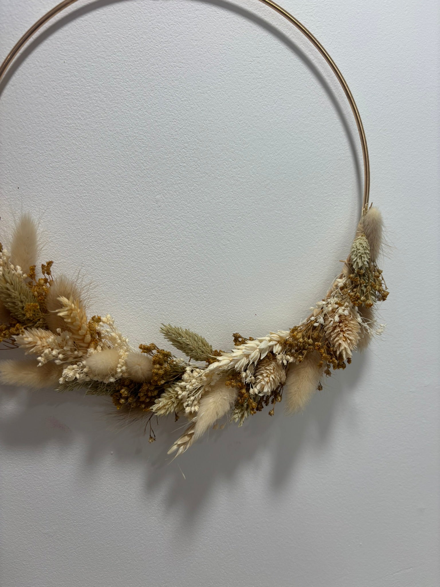 Couronne végétale Éclat de Rêves En Fleurs avec des fleurs colorées et des feuillages verts, idéale pour décoration florale.
