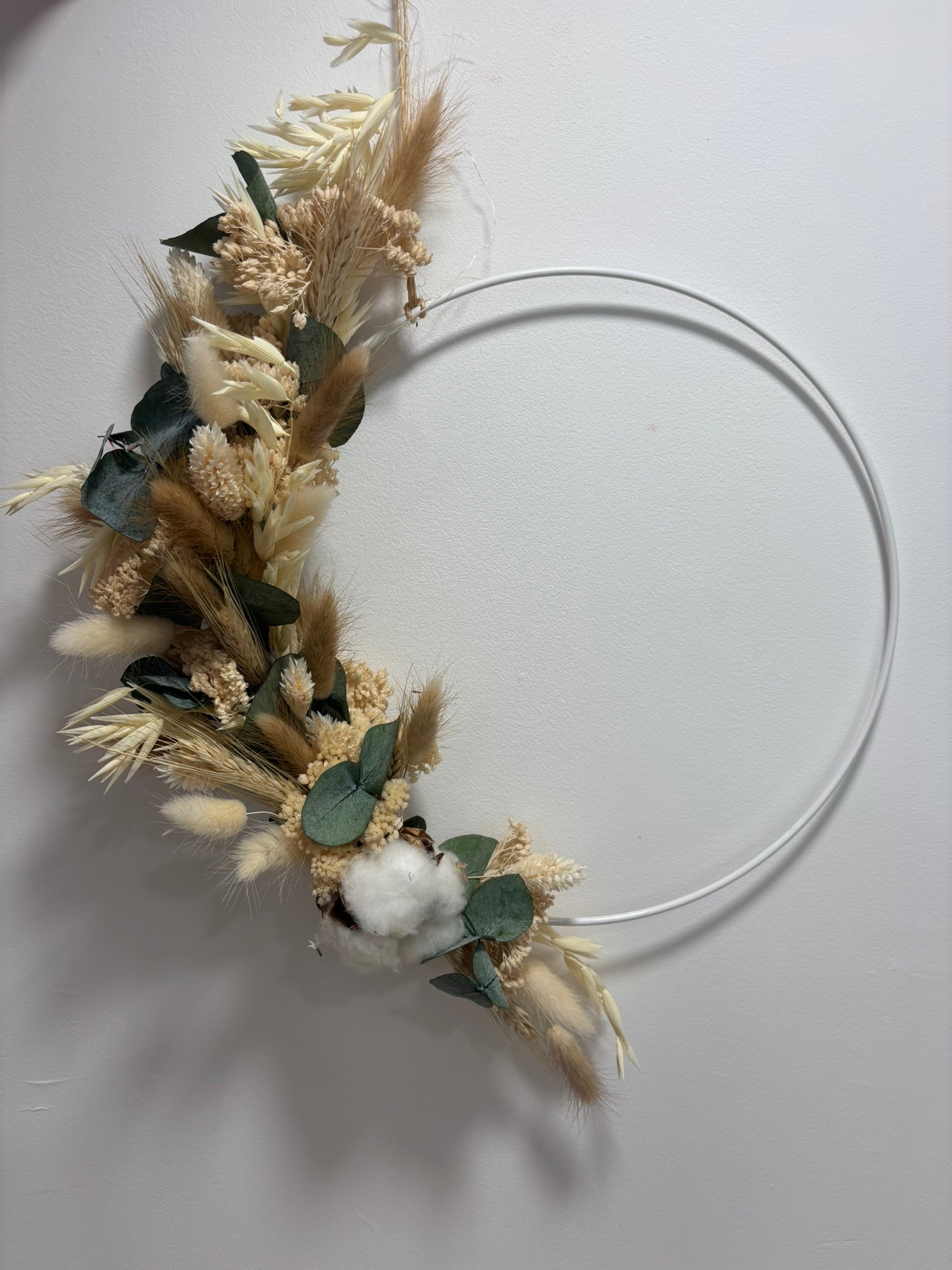 Couronne blanche Éclat blanc de Rêves En Fleurs avec fleurs élégantes et délicates pour décoration florale raffinée.