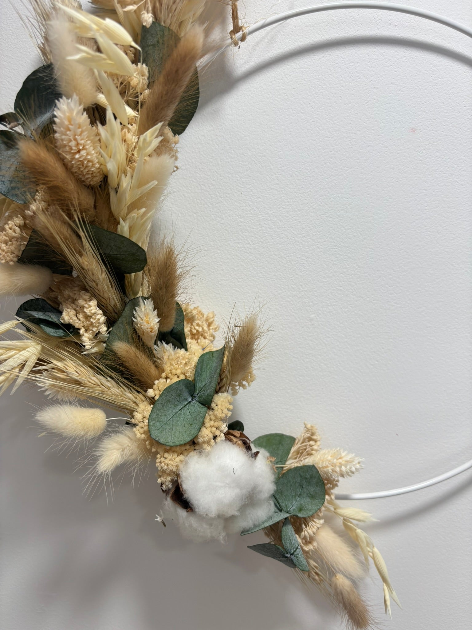 Couronne blanche Éclat blanc de Rêves En Fleurs avec fleurs élégantes et délicates, idéale pour décoration ou événements.