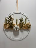 Couronne blanche et dorée Rêves En Fleurs, suspension élégante avec fleurs et détails dorés, idéale pour décoration raffinée.