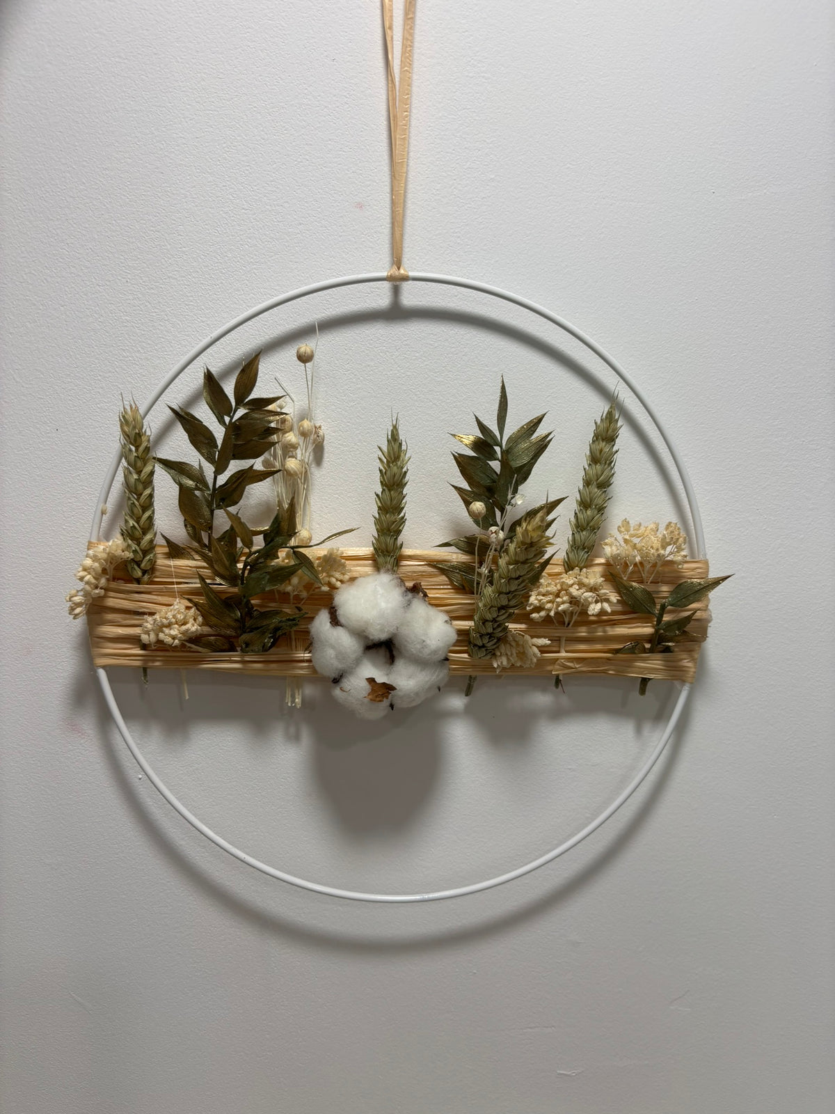 Couronne blanche et dorée Rêves En Fleurs, suspension élégante avec fleurs et détails dorés, idéale pour décoration raffinée.
