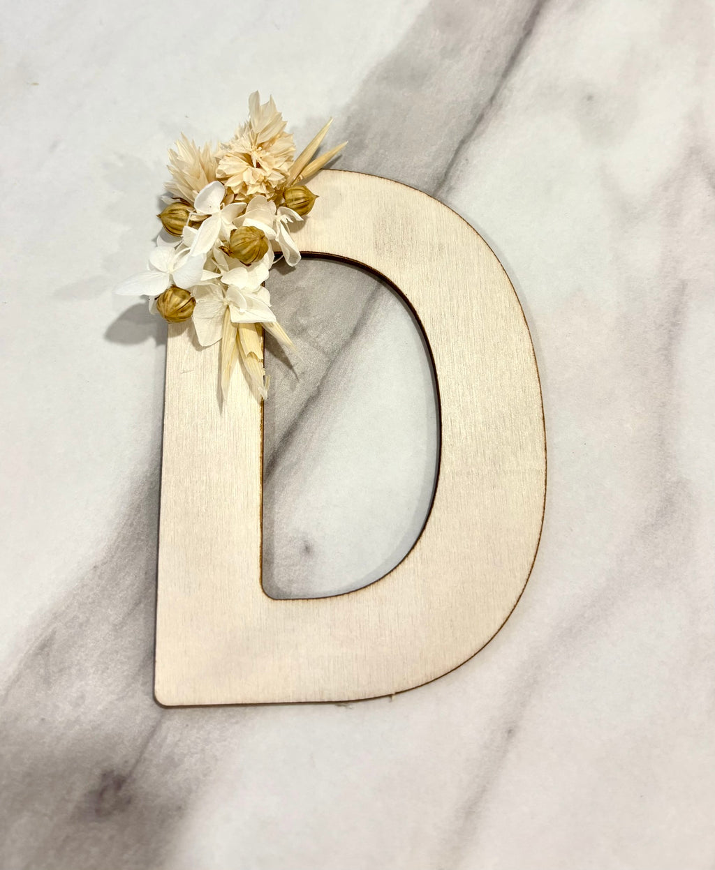 Barrette lettre décorative Rêves En Fleurs avec motif floral en métal, parfaite pour cheveux ou accessoires de mode.