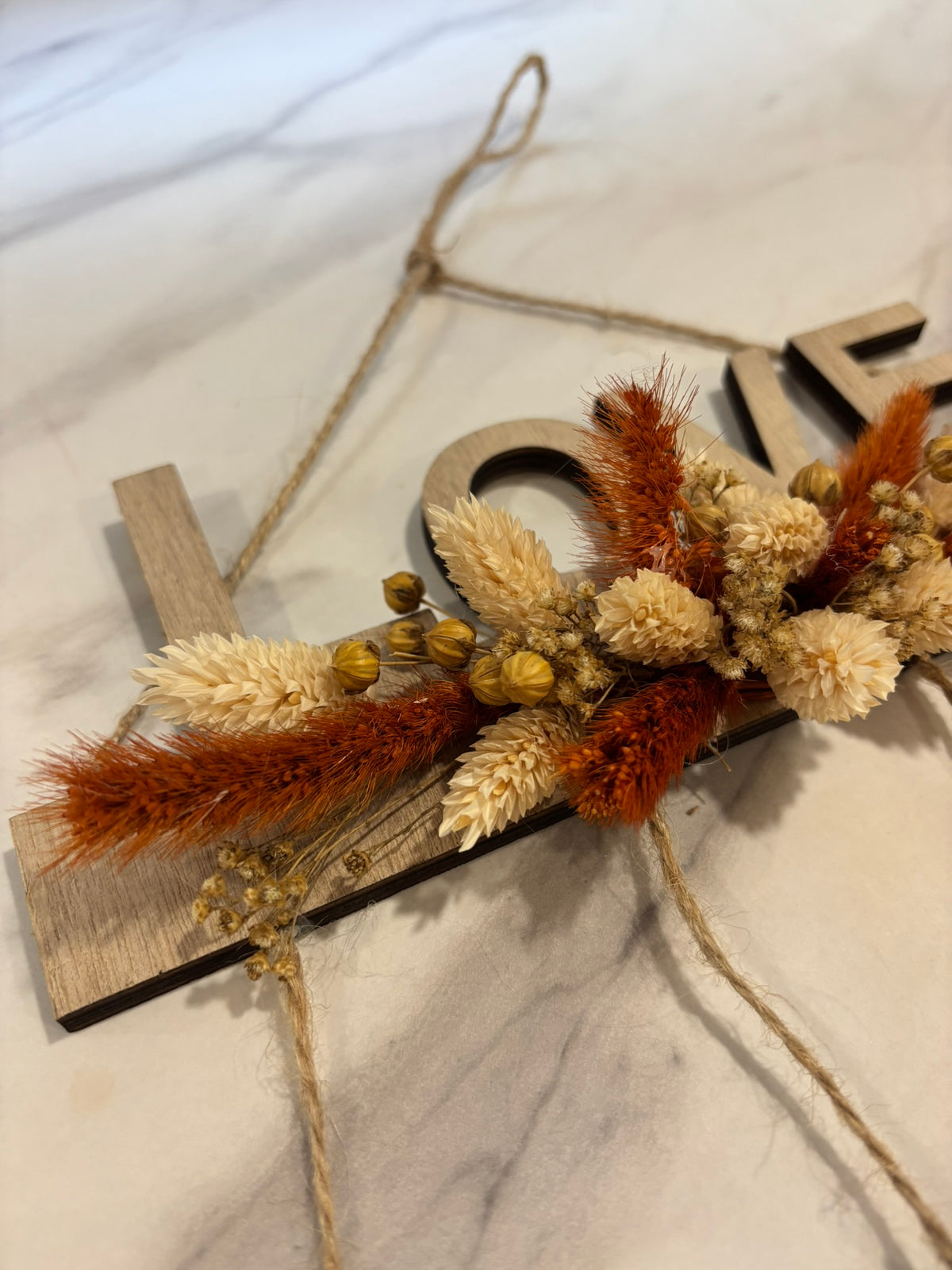 Suspension en terracotta de la marque Rêves En Fleurs, design artisanal avec motif en terre cuite.