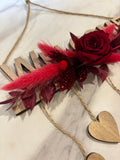 Suspension rouge Rêves En Fleurs suspendue avec câble et crochet, décoration intérieure élégante et colorée.