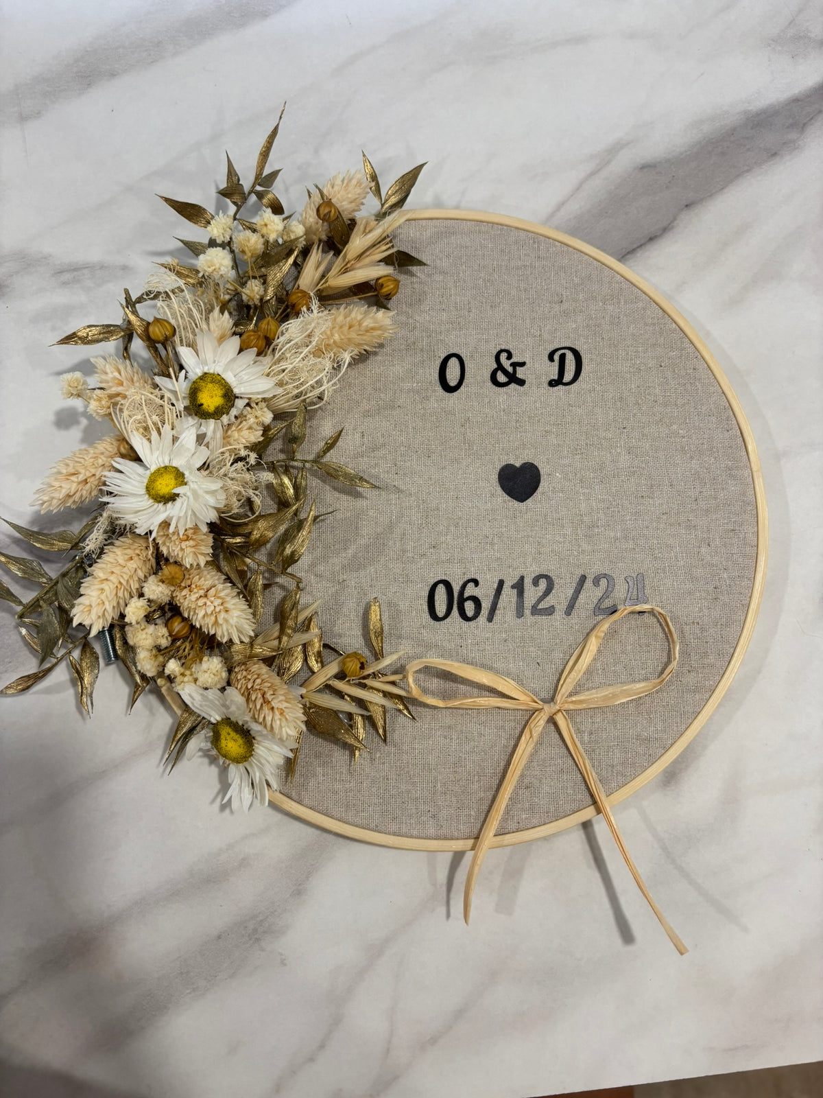 Tambour blanc et doré de la marque Rêves En Fleurs, décoration murale élégante avec finition brillante.