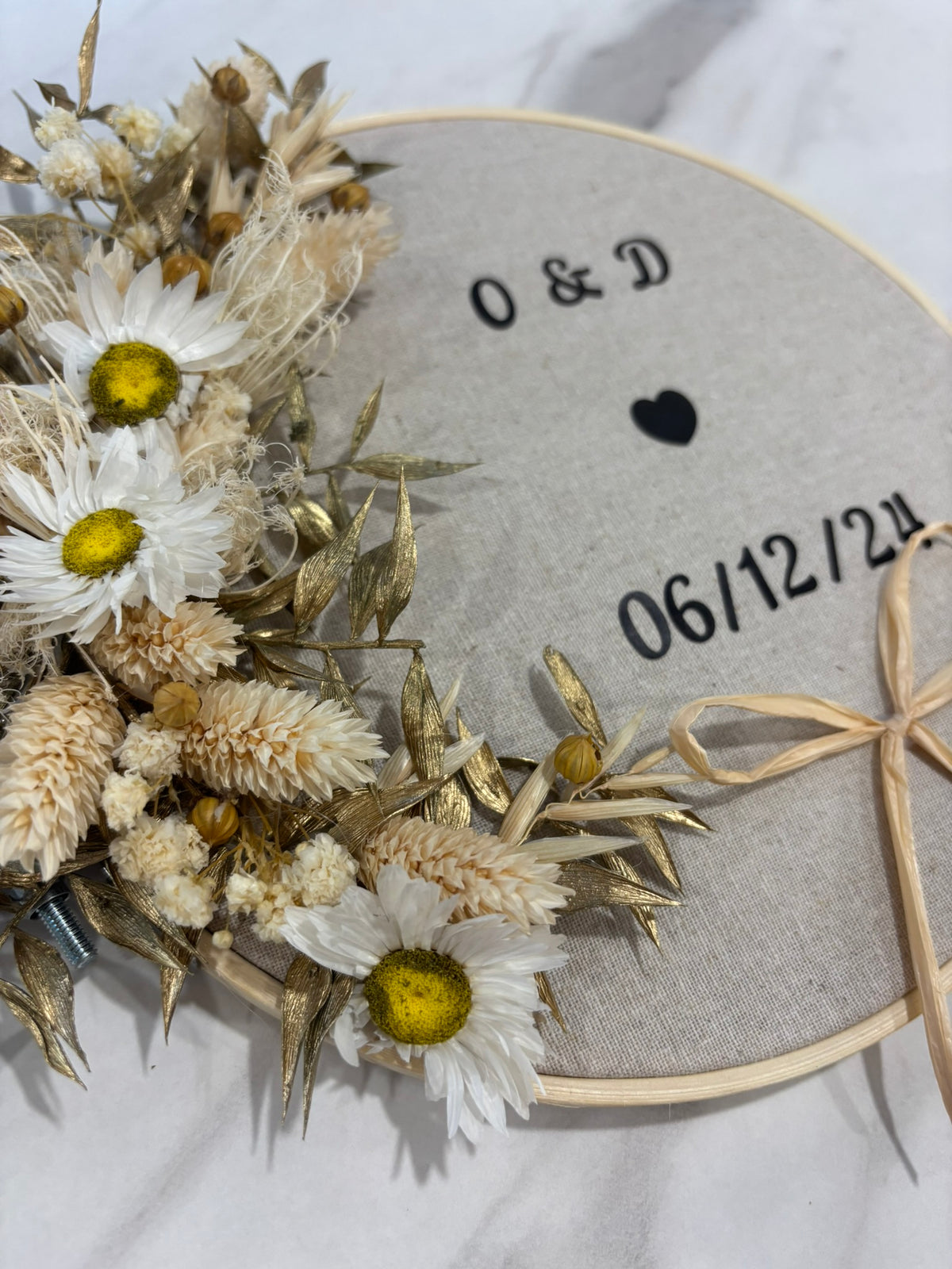 Tambour blanc et doré de la marque Rêves En Fleurs, décoratif avec finition élégante et détails raffinés.
