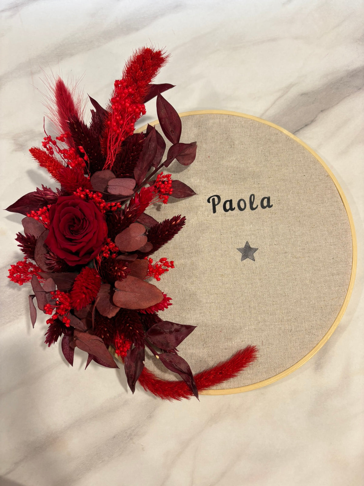 Tambour rouge de la marque Rêves En Fleurs, avec surface brillante et poignée en bois visible.
