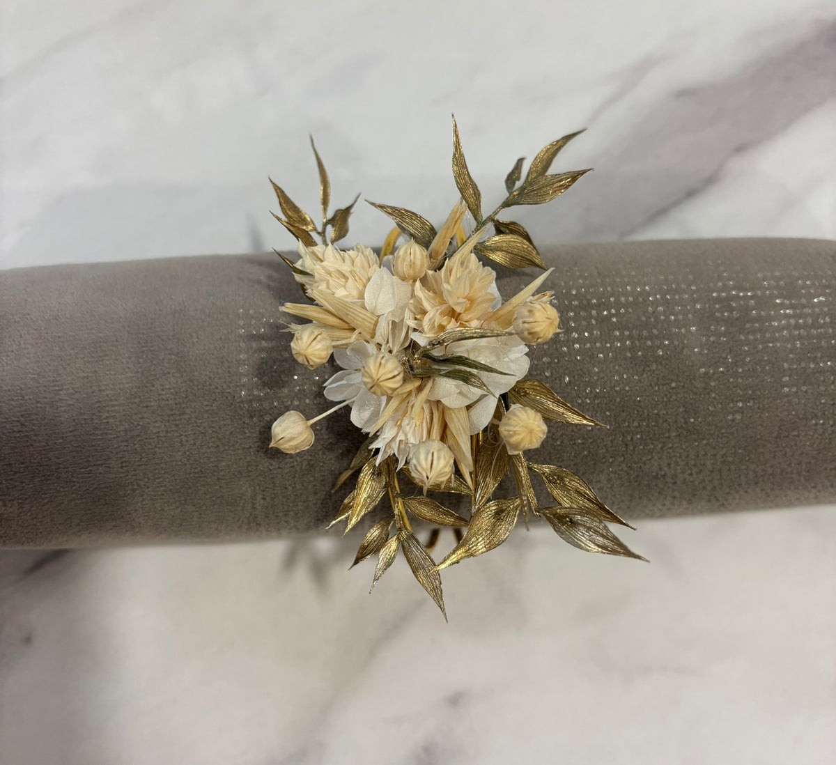 Bracelet blanc et doré Rêves En Fleurs avec perles et détails élégants, porté au poignet.