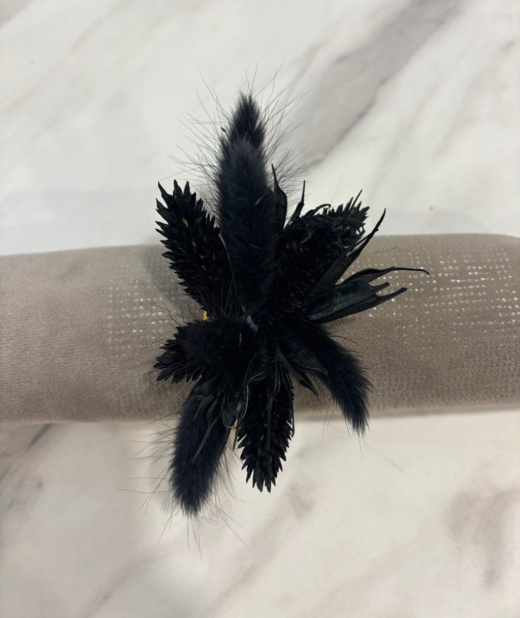 Bracelet noir en tissu de la marque Rêves En Fleurs, avec détails élégants et finition soignée.