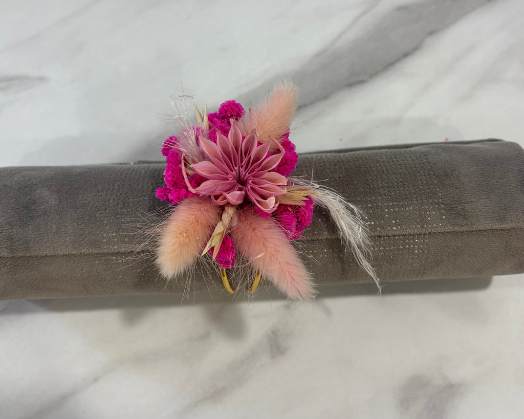 Bracelet Rêves En Fleurs en blanc et rose avec perles et charm, élégance et finesse pour accessoire de mode.