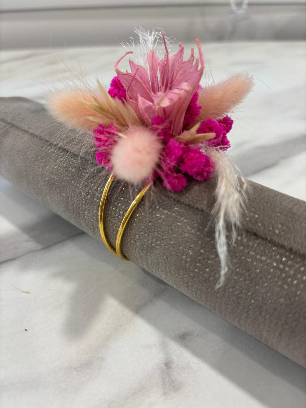 Bracelet blanc et rose de la marque Rêves En Fleurs, avec des délicats détails floraux en perles et fils.